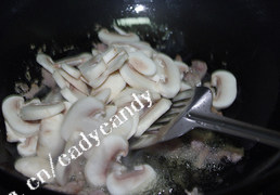 韩式辣酱蘑菇烧豆腐,热锅凉油，肉丝入锅滑散，加入蘑菇一起翻炒几下