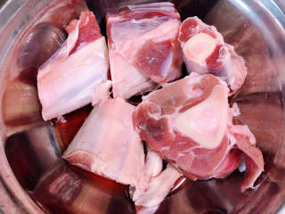 山药胡萝卜炖羊肉,准备好羊腿肉。