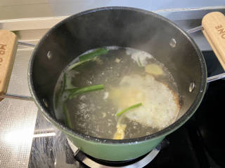 牛肉丸子汤➕生菜平菇牛肉丸子汤,根据喝汤的人数加入适量开水，剩余的小葱姜片，大火炖煮2分钟，煮到汤汁发白，葱姜味融入汤中