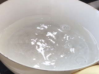 海鲜小馄饨,起锅注入适量清水，烧开