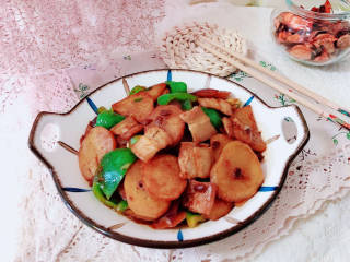 土豆回锅肉,色泽红亮，肥而不腻的土豆回锅肉就上桌了。