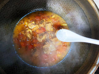 番茄烧排骨,待收汁加入适量的盐调味即可。