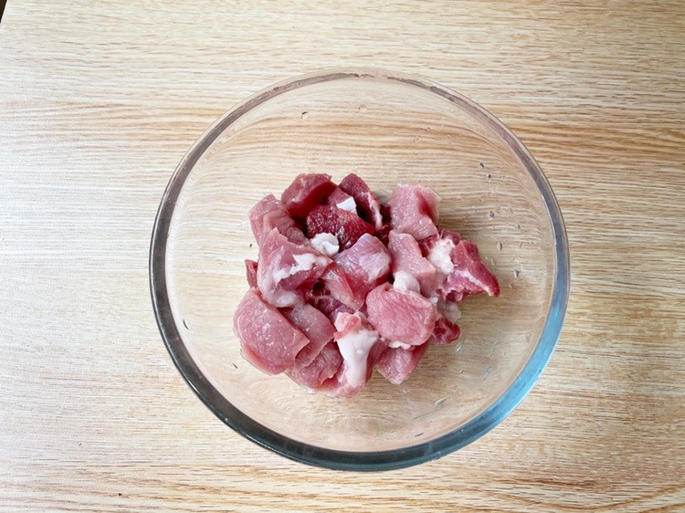 烤里脊肉,猪肉切成1.5厘米左右的小方块
