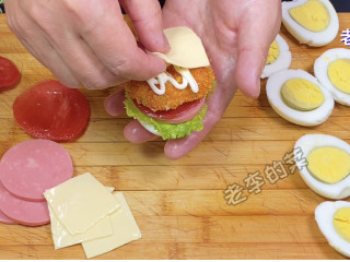 迷你鸡蛋小汉堡制作教程,放上芝士片。