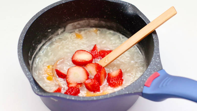 #闹元宵#草莓银耳酒酿羹,放入切块的草莓搅拌均匀就可以喝了。