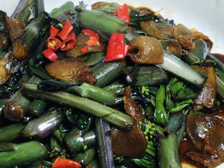 腊肉炒菜苔,出锅装盘