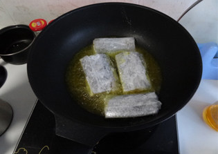 家常烧带鱼,入油锅煎至两面金黄
