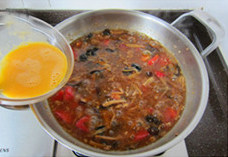 番茄肉末打卤面,少量多次加入水淀粉勾芡，调出自己喜欢的浓稠度；沸腾后，打入蛋花，顺同一方向推匀，撒上剩余的蒜末，关火