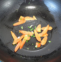 洋姜（洋芋头）炒肉片,加入少量的油，放入胡萝卜炒一炒，加入葱花炸香