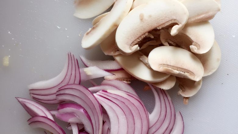 培根蘑菇薯片薄饼,将紫洋葱、口菇切薄片