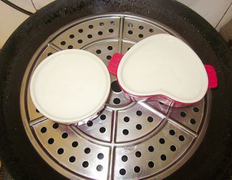 白玉桃胶,锅内放入水，将牛奶蛋液放进碗里，隔水中火蒸约18分钟，至蛋液凝固，成水蛋的嫩滑凝固状，关火放凉备用。