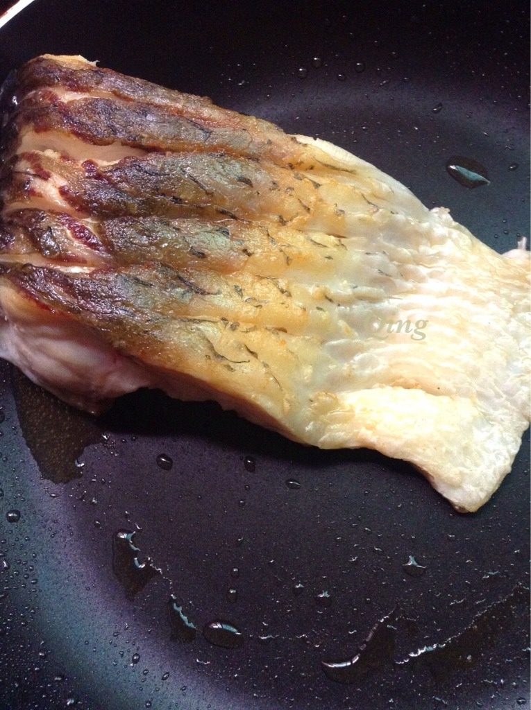＂孜＂味鱼块,如图热锅放油将鱼煎至两面黄关火