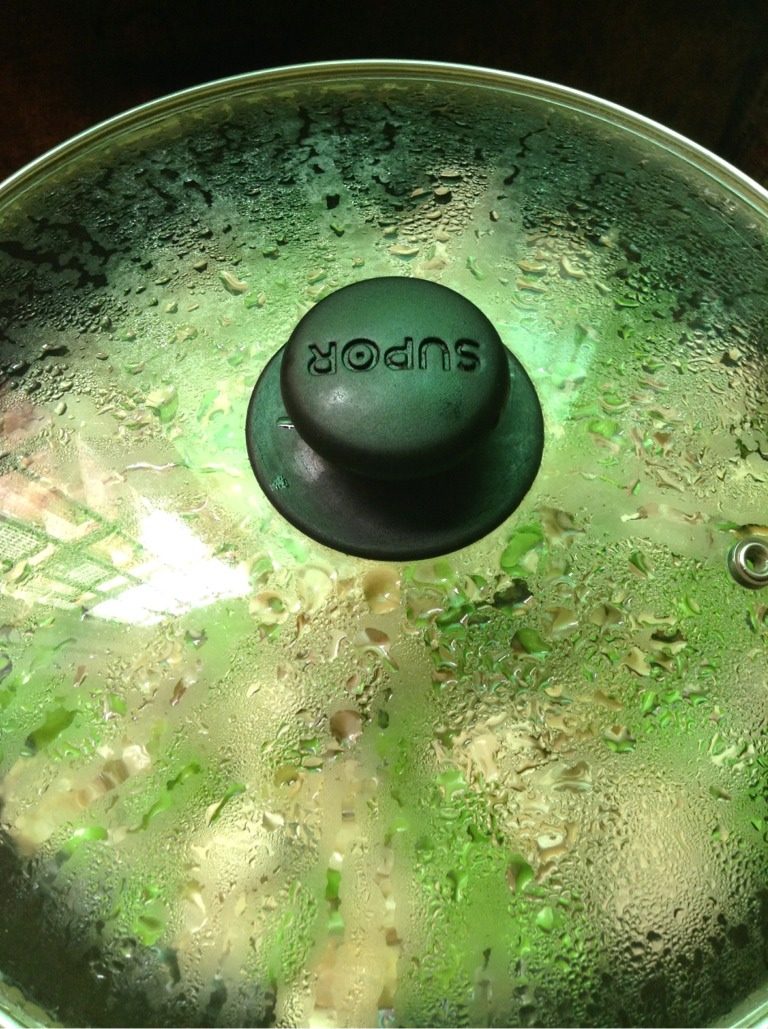 草菇炒毛豆,如图炒置草菇变软时加小半碗水盖盖稍闷2分钟