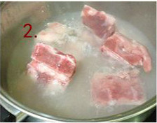 虫草花猪骨汤,将猪骨洗净后放入锅中煮几分钟