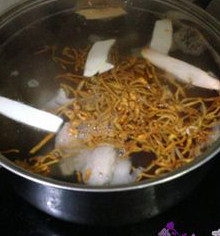 虫草花猪骨汤,再次煮开后，放入泡过水的虫草花，大火煮开后，转小火煮2个小时，最后加盐调味即可