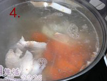虫草花猪骨汤,锅中加入足量的清水，大火煮开后，将猪骨和胡萝卜、淮山、无花果、干瑶柱放入
