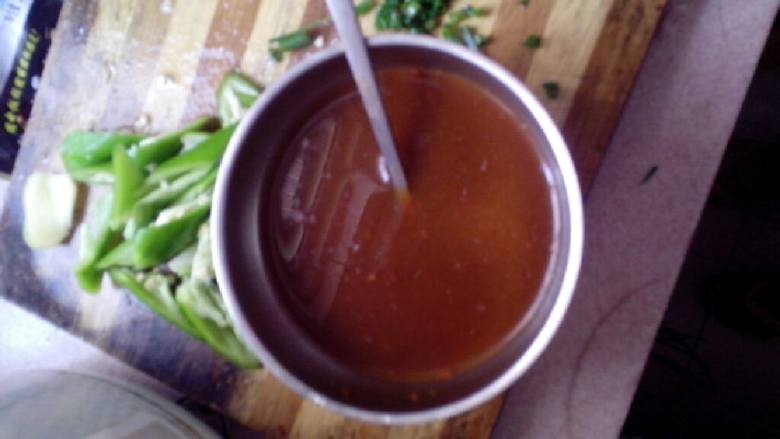 炒花甲,姜切丝，葱一半切段，一半切花，两大勺辣椒酱放入碗中加大半碗清水拌均备用