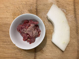 冬瓜瘦肉汤,主要食材如图所示示意，牛瘦肉、冬瓜。