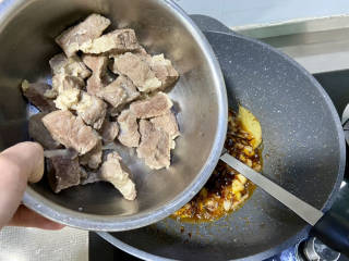 红焖牛肉煲➕胡萝卜土豆红焖牛腩堡,加入焯水的牛腩，中火翻炒，炒干水分，