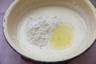 南洋风味的奶酪蛋糕——椰香奶酪蛋糕 ,离开热水，待降温后分别加入低筋面粉及蛋白，用打蛋器搅拌成均匀的奶酪糊。