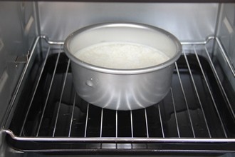 南洋风味的奶酪蛋糕——椰香奶酪蛋糕 ,烤箱预热后，在烤盘内倒入一杯热水，用上火180度，下火180度隔热水烘烤25-30分钟左右。冷却后移冰箱冷藏4小时脱模。
