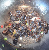 香葱烧木耳,锅中入开水半碗，加入木耳烧约30秒