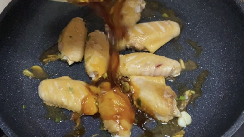 蜂蜜鸡翅,再倒入刚腌制鸡翅剩下的料汁，再加入一碗开水