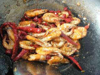 麻辣虾,把虾拿出，锅中留油，加入蒜粒，花椒，辣椒，朝天椒，炒一下，炒好后，就把虾放入锅中炒，加入调料，盐