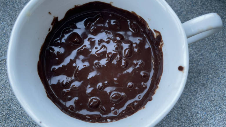 #闹元宵#巧克力脆皮汤圆,趁热加入坚果碎。