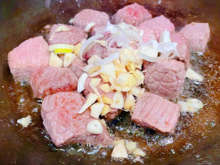 牛肉炖芋头,炒至牛肉变色放入葱姜蒜爆香
