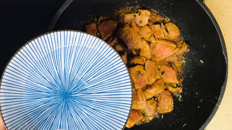 西红柿炖猪肉,加入一碗清水，水盖过食材