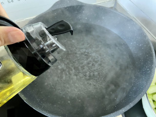 凉拌丝瓜➕面藕凉拌丝瓜,坐锅烧水，水开加一茶匙食盐，少许食用油