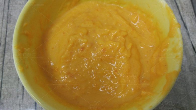 胡萝卜酸奶蛋糕,胡萝卜倒入料理机里，加入80克酸奶搅打成糊。