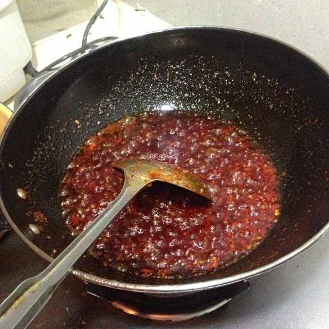 销魂辣子鸡,放辣椒。放入后不停搅动，炒到啪啪响时辣椒就OK了。