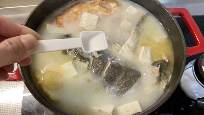 鱼头炖汤➕鱼头豆腐汤,根据自己的口味加入适量食盐