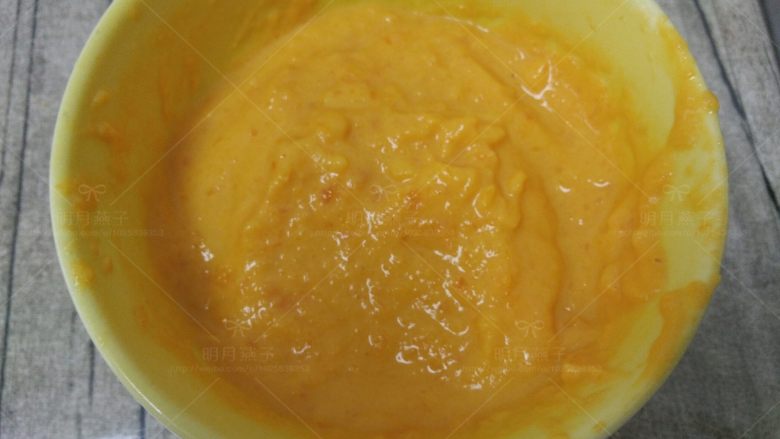 胡萝卜酸奶餐包, 把胡萝卜和100克酸奶放入料理机打成糊。