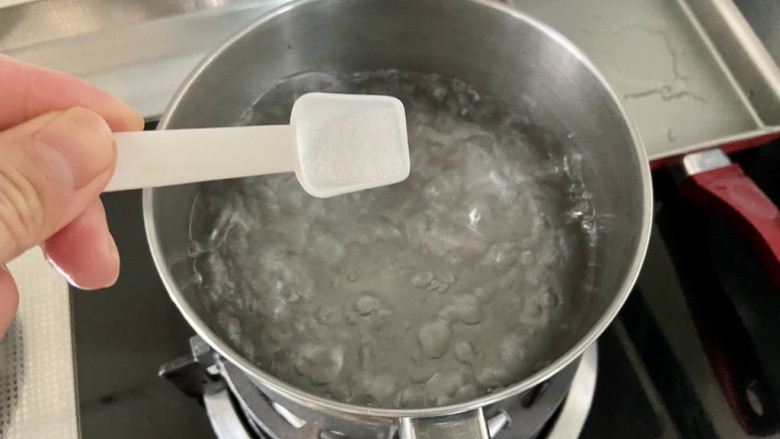 秋葵鸡蛋卷➕秋葵厚蛋烧,坐锅烧水，水开加半茶匙食盐