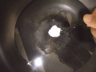 秋葵鸡蛋卷,锅中烧水，放入一勺盐