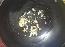 韭菜炒豆渣,原锅刷干净，大火烧的锅很热，加入油放姜、辣椒、蒜炸香