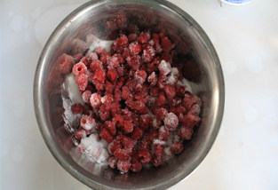 树莓果酱,均匀的撒上细砂糖，搅拌均匀
