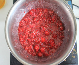树莓果酱,用小火慢慢熬煮