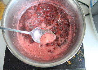 树莓果酱,熬煮中撇去产生的浮沫