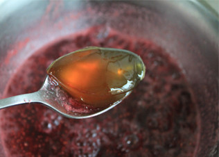 树莓果酱,熬煮到果酱渐渐浓稠的时候加一大勺葡萄糖浆