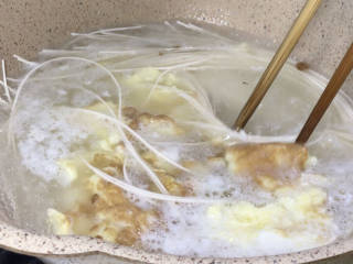青菜鸡蛋肉丝汤面,在沸腾前放入面条，拌匀煮沸至断生