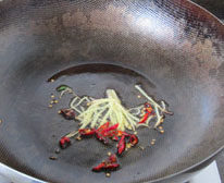 素烧冬瓜,起炒锅，爆香姜丝和红辣椒，小火慢慢煸炒至辣椒呈深红色