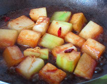 素烧冬瓜,翻炒均匀，大火煮开后，转小火，盖上锅盖焖炖至熟