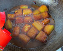 素烧冬瓜,大火收汁，至汤汁略浓稠，点入香油，翻炒均匀