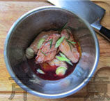  红炆鸡翅,鸡翅中放进大碗，加入所有腌料，抓拌均匀，多抓一会儿，放在一边，腌制30分钟以上