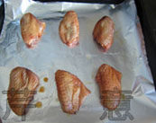  红炆鸡翅,将鸡翅排进烤盘，并刷上一层腌料汁