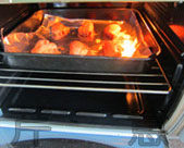  红炆鸡翅,送进预热160度的烤箱，烤大约20分钟至熟